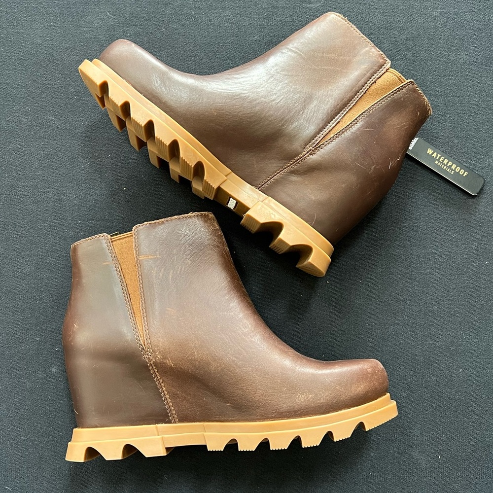 Like New WOMEN'S JOAN OF ARCTIC WEDGE II ZIP BOOTIE size 6